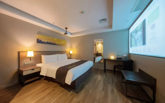 Homeinn Plus Hotel (Danyang Glasses Industrial Park Railway Station)
