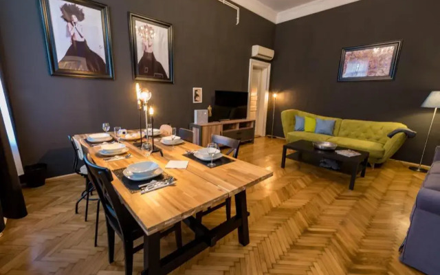 R38 - Artists luxury home