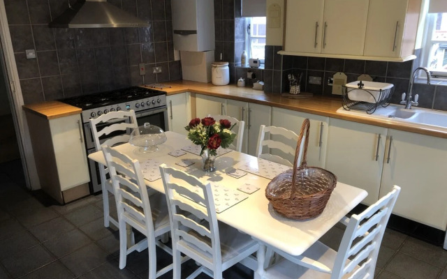 Beautiful 4-bed House in Telford