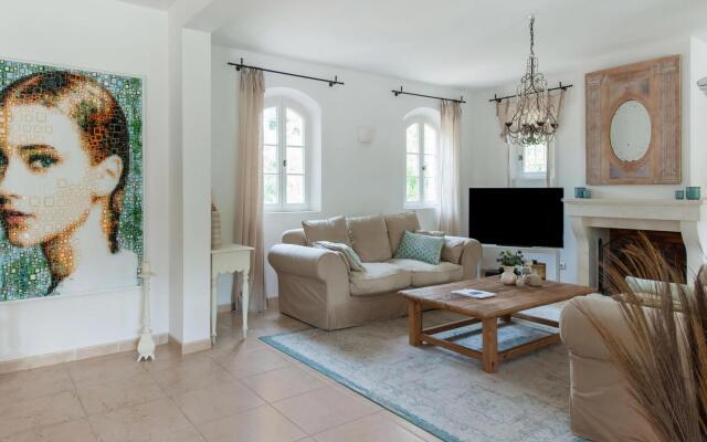 Plush Villa in Saint Tropez with Artistic Interiors & Pool