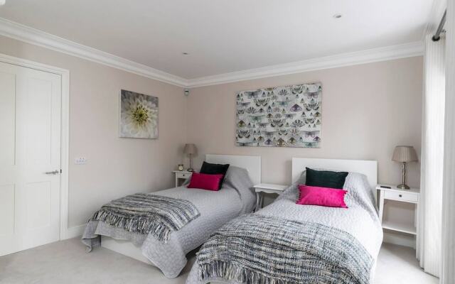 Gorgeous 5BR home with garden and parking in Battersea