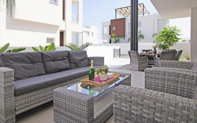 Greta Paralimni in Paralimni