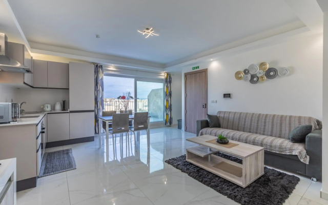 STYLISH 2-Bedroom Penthouses - Terrace with Views