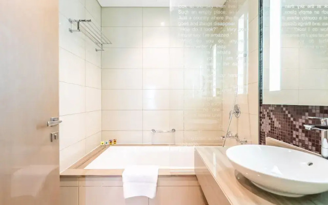 Midtown Gem, Luxurious Apartment With Balcony