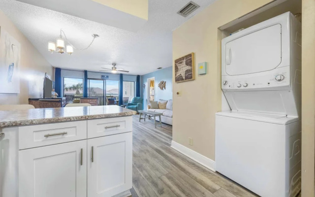 Treetop Beach Condo Sleeps 7!