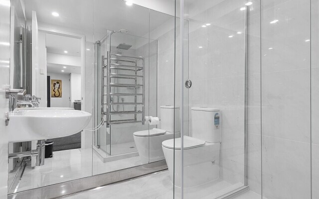 QV Upscale Modern Apt with Parking -965