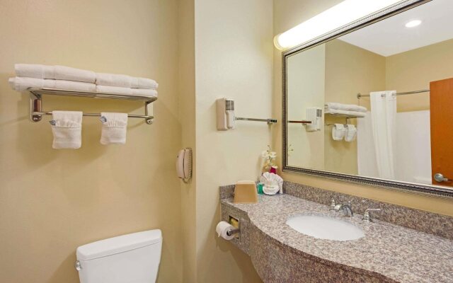 Super 8 by Wyndham Austin/Airport North