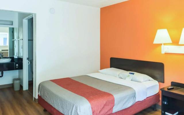 Motel 6 Bakersfield, CA - East