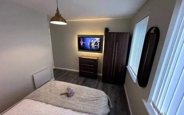 2br-sleeps4-freeparking-wifi-smarttvs