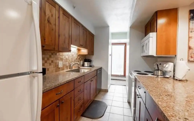 Breakaway West Ski Condo 1,5 miles from the Lifts by RedAwning