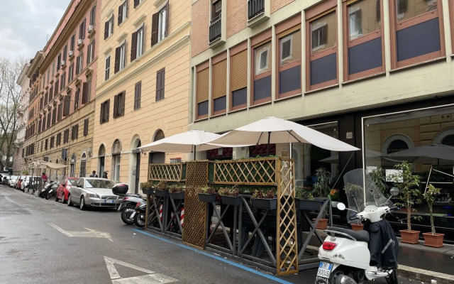 Elegant Apt-typical Roman Palazzina Pz Alessandria