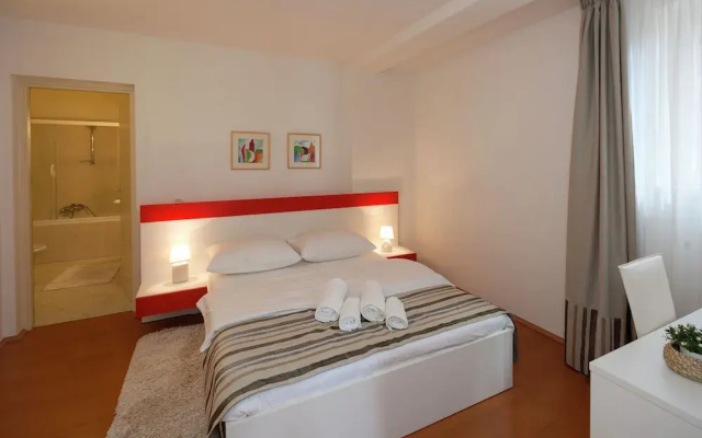 Apartment with Shared Pool, Terrace, A/C And Wifi 800 M From the Beach - Apartment in Porec - Photo 3
