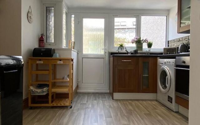 Lovely 3-bed House in Bridgend 7min From Porthcawl