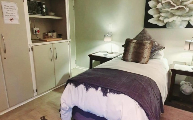 THE SPARE BEDROOM Unit 1