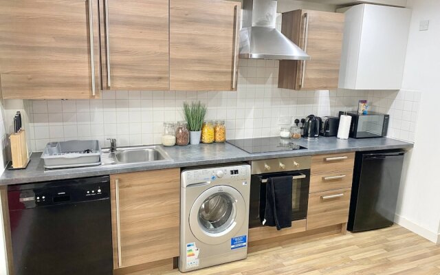 5-bed Townhouse Salford Deep Cleaned