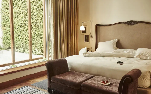 Hotel B