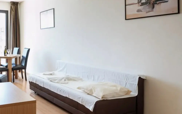 Seaside 1 BR Apartment With Balcony, up to 4 Pax