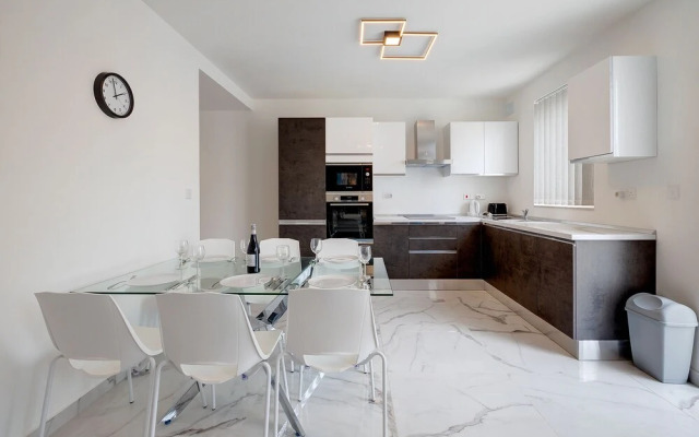 Splendid 2BR Apartment in Central St Julian s