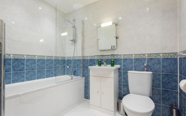 Stay Welcome Flat with Parking near Waterloo & St Thomas
