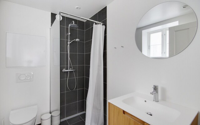 Sanders Regent - Popular 3-bdr Apt With Balcony
