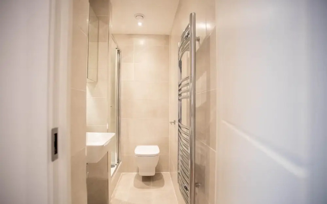 Deluxe & Chic 1 & 2 Bed Apts near Heathrow, Legoland, & Windsor Slough