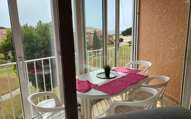 5 personnes les pieds dans l'eau à Santa-Cruz