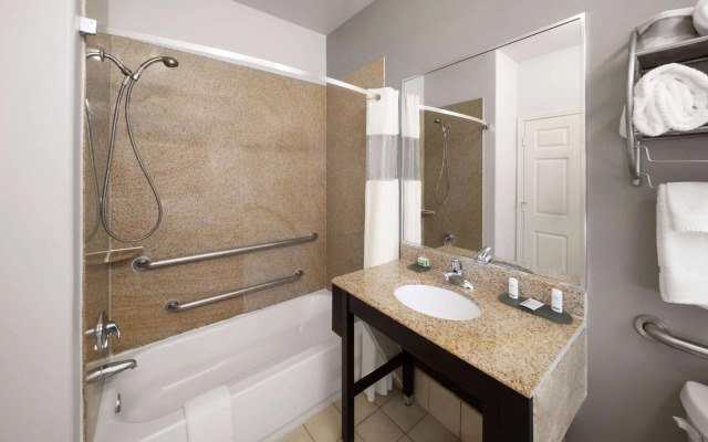 La Quinta Inn & Suites by Wyndham Deer Park
