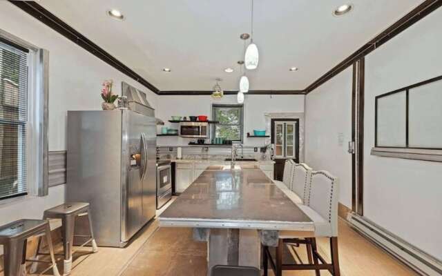 Stylish 4 Bedroom Home Near Philadelphia