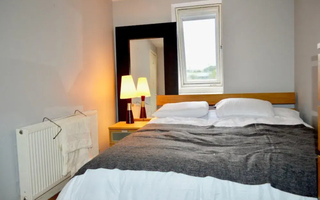 Spacious and Light 3 Bedroom Flat in Scenic Canonmills