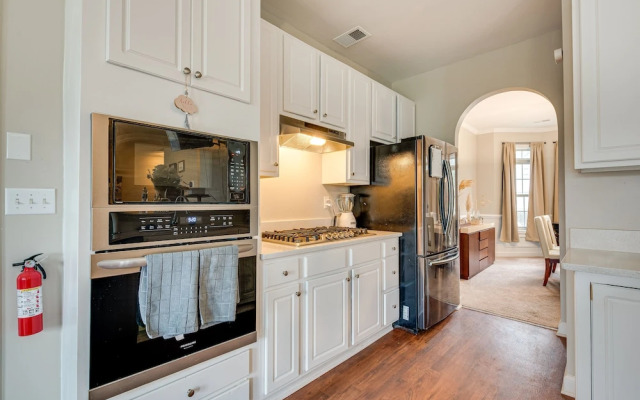 Pet-friendly Atlanta Home: 9 Mi to Downtown!