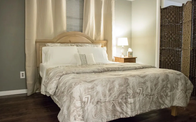 Luxury 2 Bed Condo Near Downtown