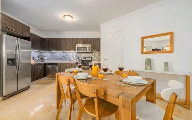 Beautiful 1BR Condo w Large Balcony in Palm Beach