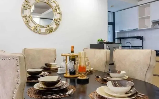 Stay.Plus Splash of Glam Lavington