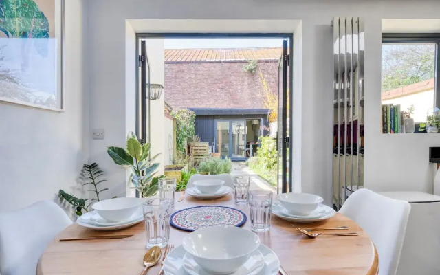 Stylish 2BD with Private Garden & Sauna