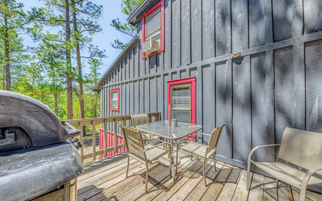 Walk to Downtown Ruidoso: Cozy Wooded Retreat