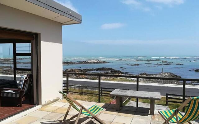 Franskraal-Rustic Family Beach House from R1450 per night, sleeps 6,min 2 nights