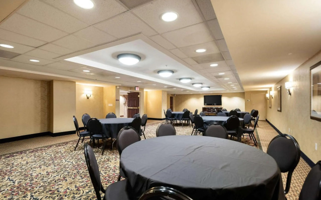 Arlington Court Suites, a Clarion Collection Hotel
