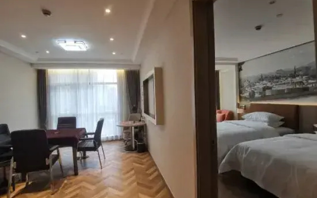 Vienna Hotel (Zhuji Station Baolong Plaza)