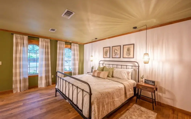 Rose Lane Cottage Studio With Game Room and Private Hot Tub by Redawning