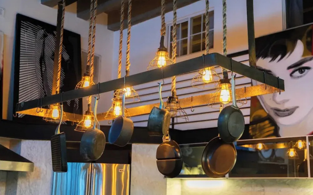 Skyline Lofts by Avantstay: a Multi-level Industrial-chic Retreat in Dtla With Rooftop Views, Soaring Ceilings & Steps to Dining, Music & Culture