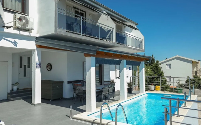 Luxury Apartment With Heated Pool in Starigrad