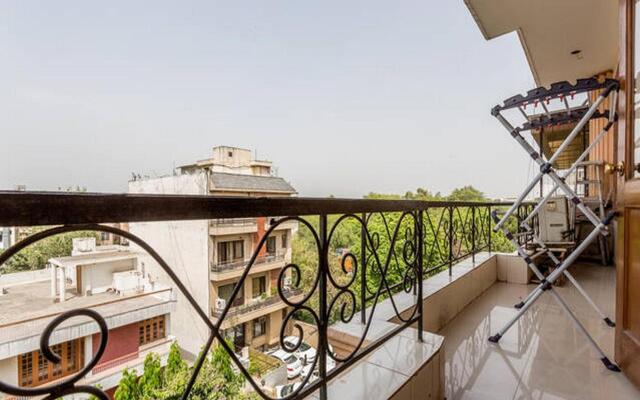 Bluo 1Bhk - Defence Colony Market, Lift, Balcony