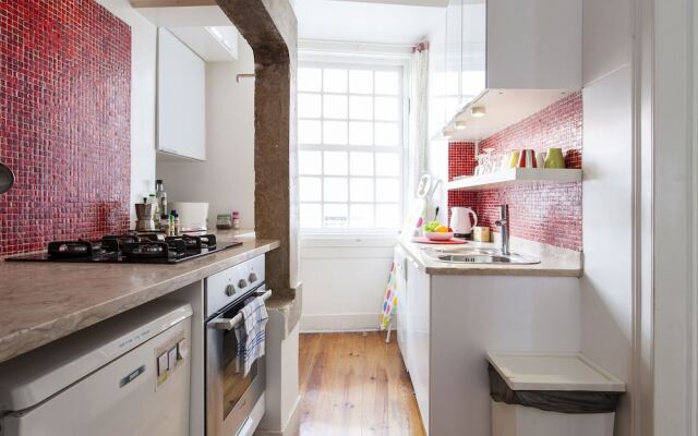 JOIVY Classic 3BR home w/workspace in Chiado, 2mins from Baixa-Chiado subway