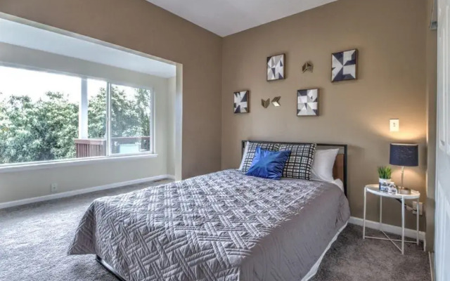 Renovated 2BR Lake View Condo