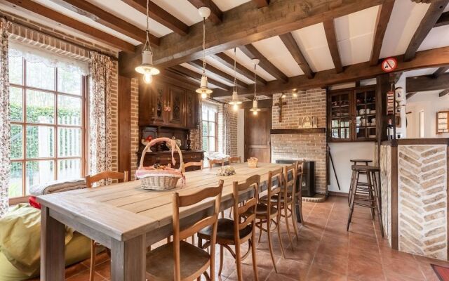 Beautiful Farmhouse in Beveren-aan-den-ijzer With Terrace