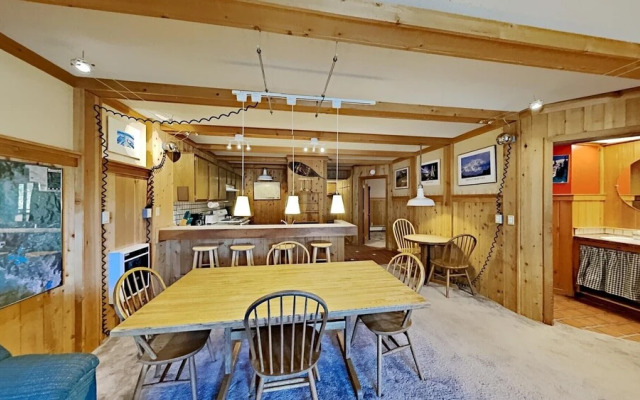 Slopeside 2 Bedroom Condo with 3 Spas! Easy Access to Recreation! by RedAwning