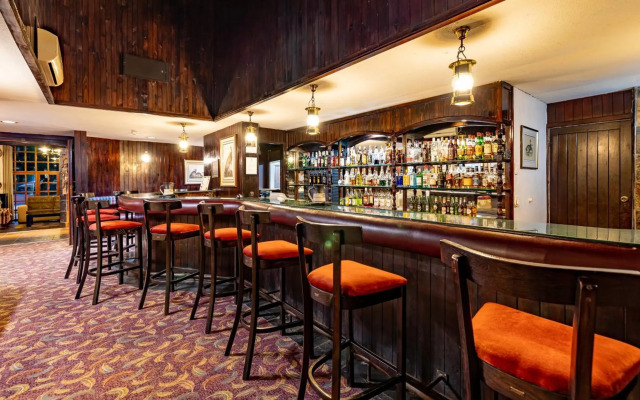 African Sky Hotels - Pine Lake Inn