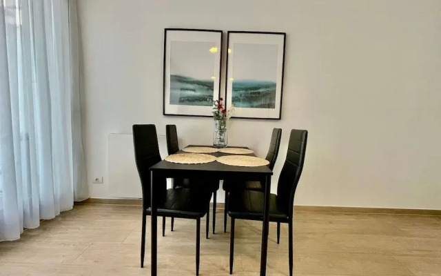Modern 1BR Near Diamond District by Oneluxstay