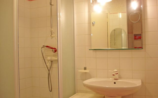 Charming Hunting Lodge near Loupian with garden