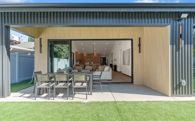 Noble Modern - Urban Sanctuary in Sherman Oaks With Poolside and Patio